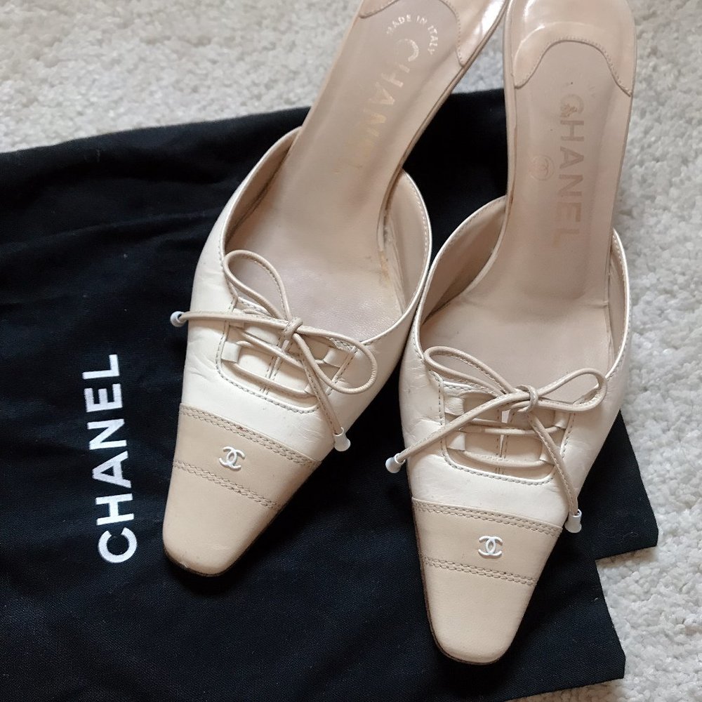 CHANEL Beige Leather Mules w. Kitten Heels